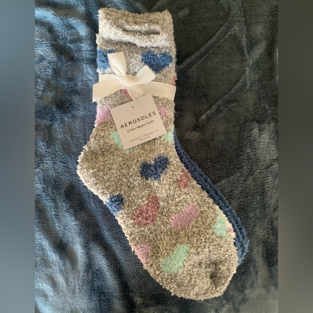 NWT Women’s Aerosoles 4 Pairs Slippers Socks Soft and Fuzzy Warm Blue Gray Pink